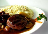 Medalhão de filé mignon ao molho madeira